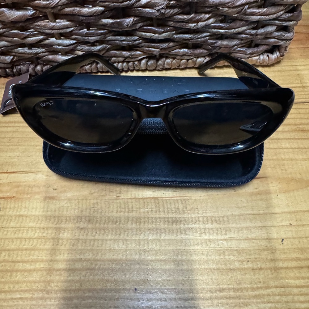 Classic Black Cat-Eye Sunglasses - Women's Fashion Shades